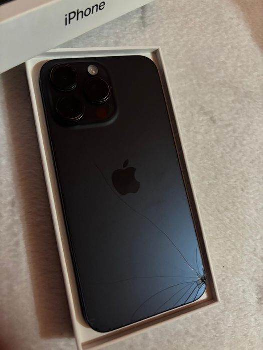 iPhone 15 Pro Max – Funcțional 100% – Spate crăpat – Baterie 85%