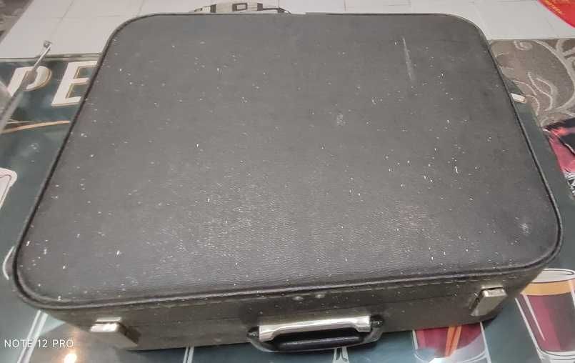 Пишеща машина с куфар