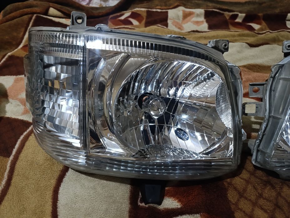Фары на Тойота хайс