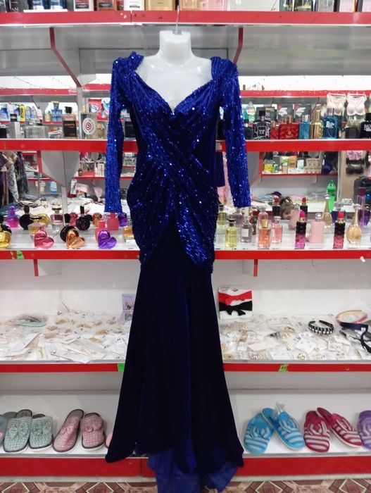 Базм либослари сотилади