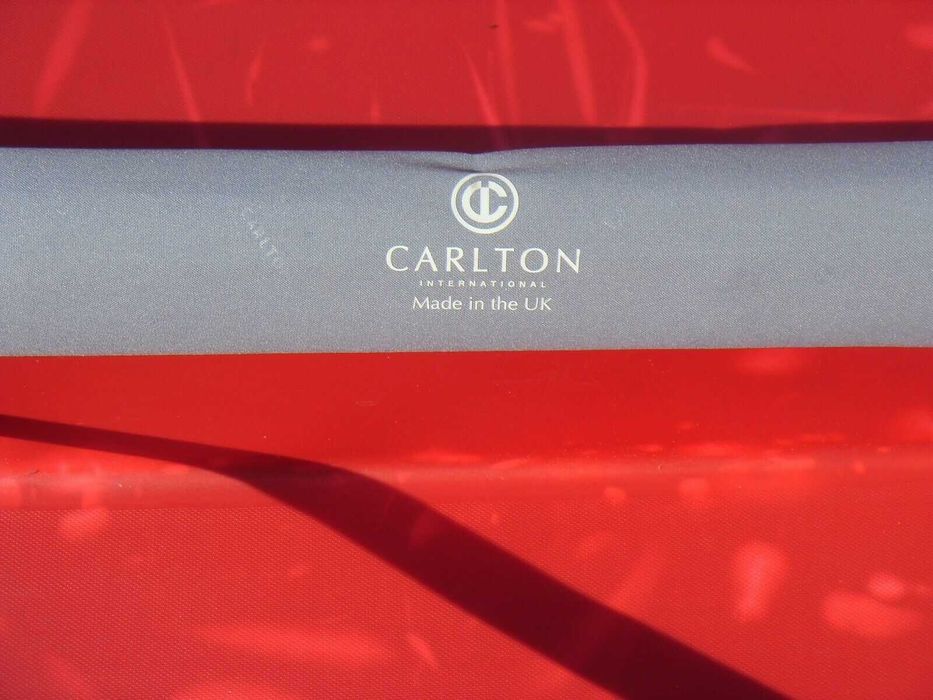 Valiza rosie Mos Craciun / plastic Carlton, Samsonite se muta pe Publi
