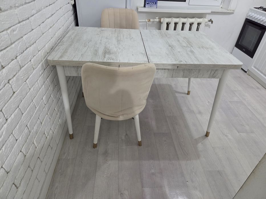 Стол со стульями