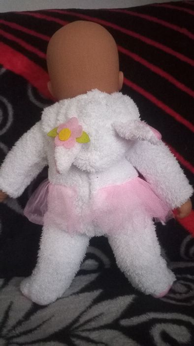 Bebelus îmbrăcat în oita