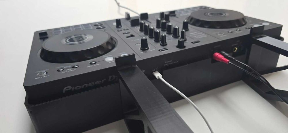 Стойка за Pioneer DJ DDJ-FLX4 с поставка за лаптоп