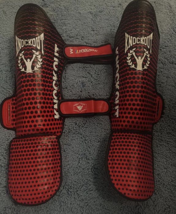 pereche de tibiere Knockout, culoare roşu-negru, mărimea L.