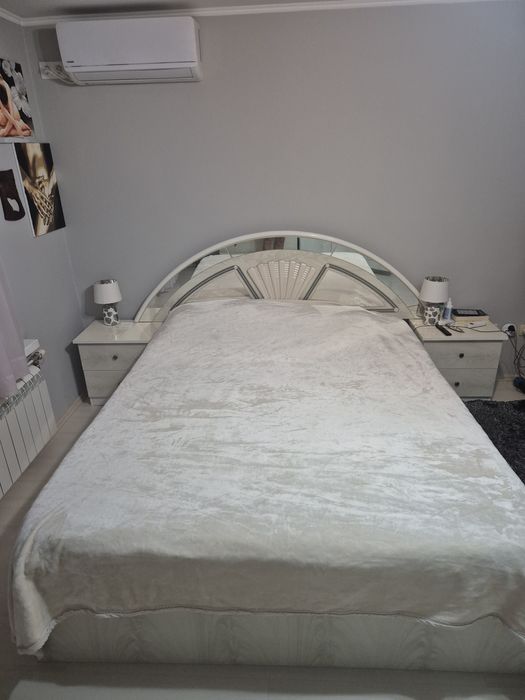 Спалня ,нощни шкафчета и тоалетка