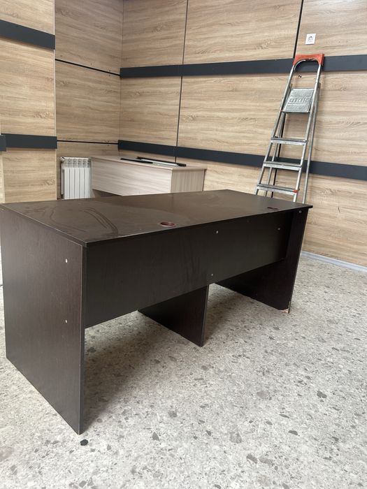 Столы , 2-темных,3- светлых срочно
