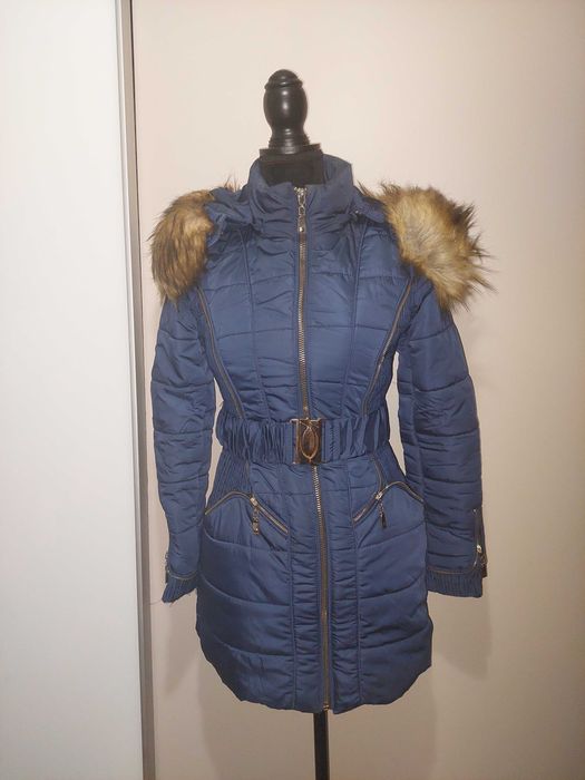 Geacă cambrată cu glugă și blăniță, cu puf