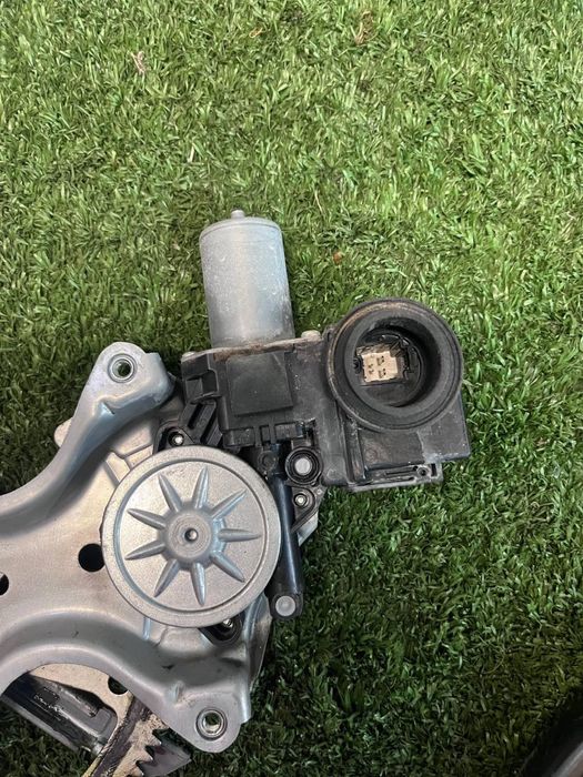 Стеклоподъемник Lexus RX 200