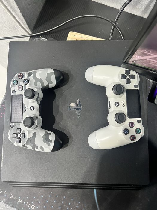 Vand Play Station 4 Pro 1Tb cu 2 controllere