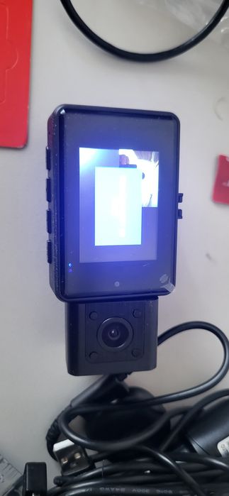 Camera auto tripla,  noua