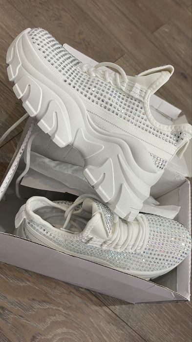 Нови маратонки с камъни