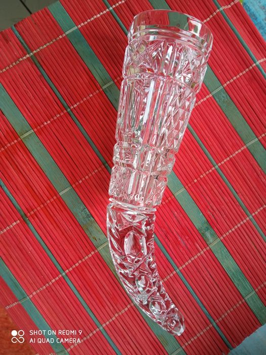 Чаша във вид на рог от кристал.