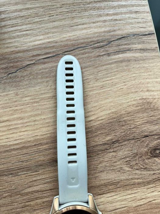 Garmin Fenix 7S Solar (42 mm), varianta Rose Gold, cu încărcare solara