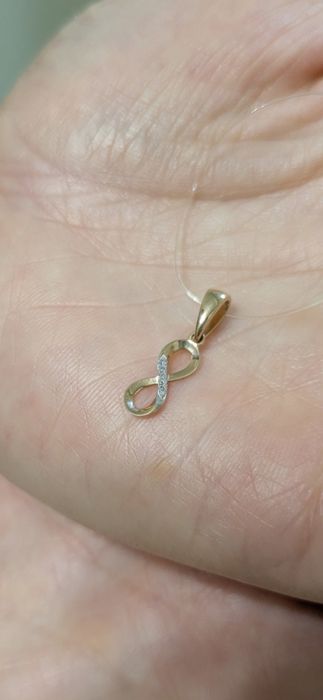 Золотые цепочки и кулоны с бриллиантами