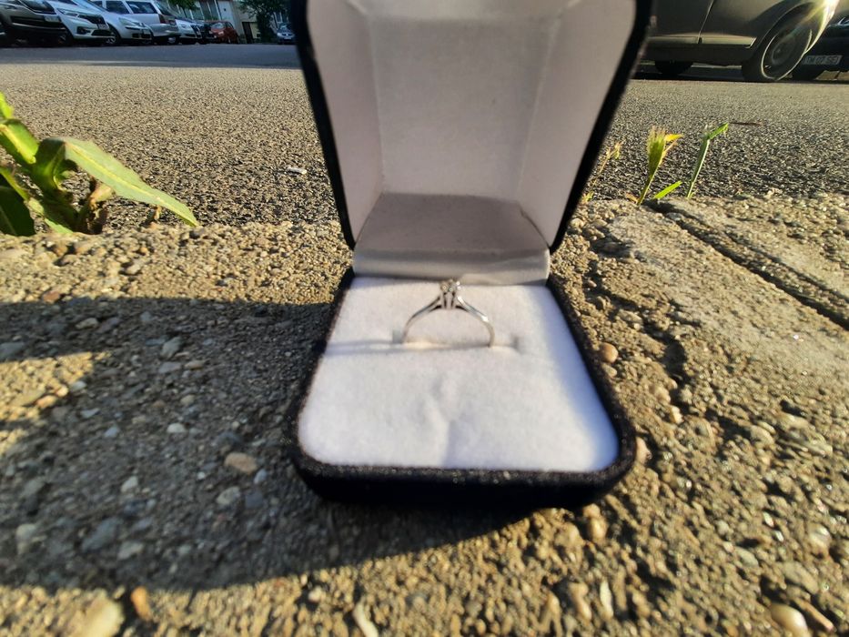 Vând inel aur alb cu diamant