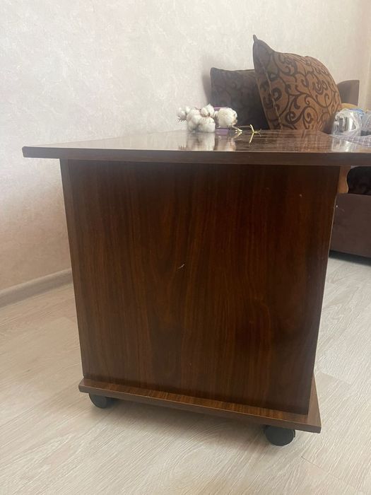 Журнальный стол на колесиках