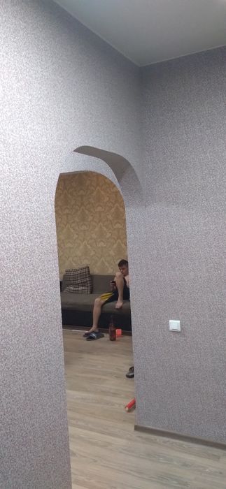 Стелю ламинат. Клею обои. Потолок пластик.