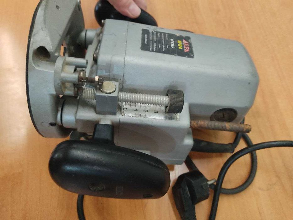 Электроинструмент фирмы ЕРА (ФРЕЗЕР ручной) 1500ВТ. Размер цанг 12 мм.