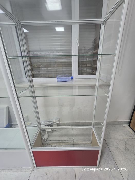 Стеклянныая витрина стелаж