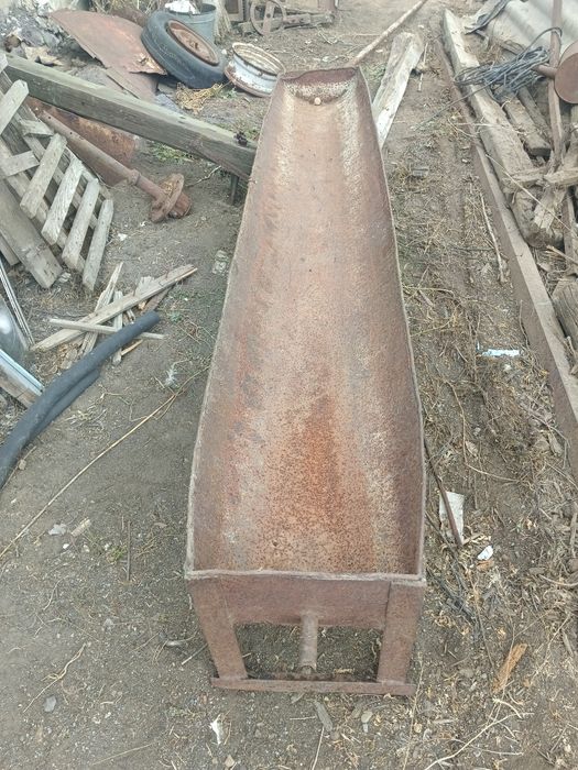 Продам корыто, угольник, ящик и аппарат.