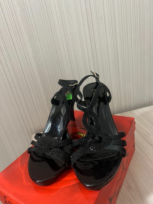 Продам босоножки