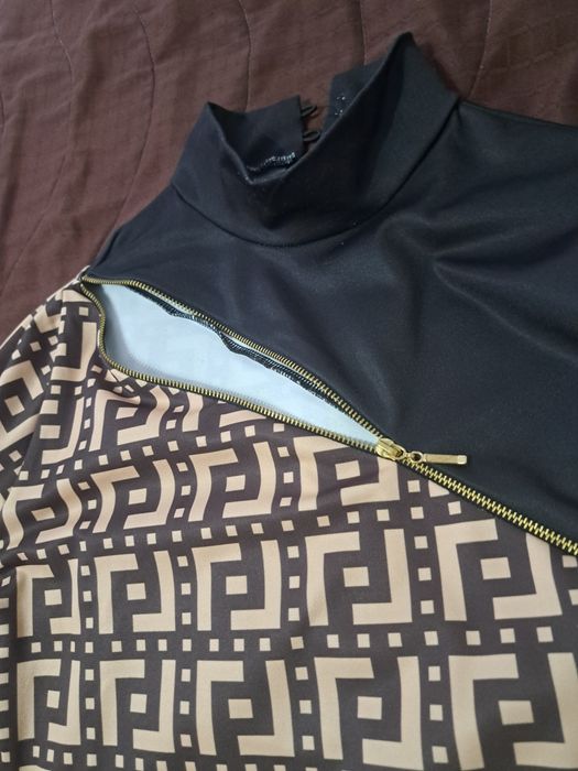 Рокля с ефектно деколте