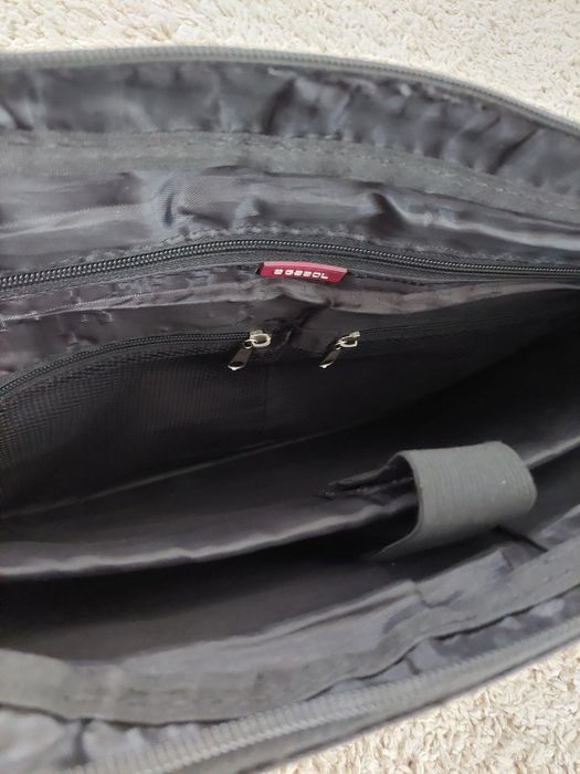 Чанта за лаптоп на Dicota и подарък Gabol.