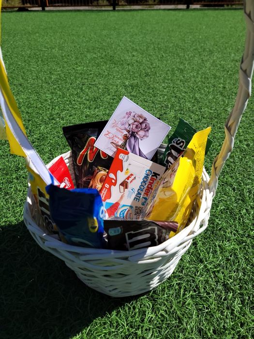 Букеты из конфет и корзины