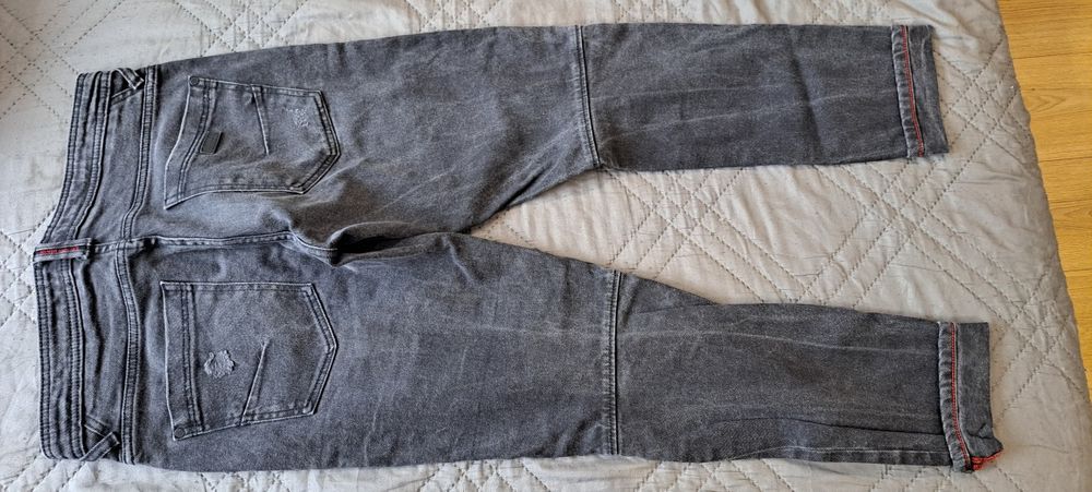 Модерни мъжки дънки