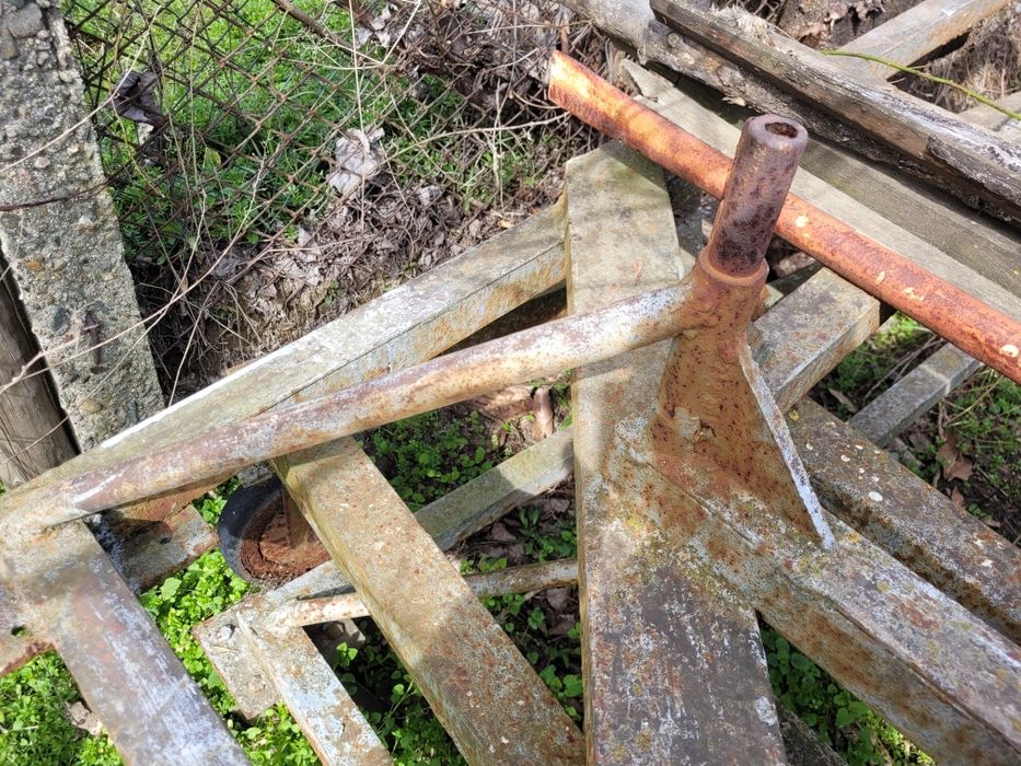 Продавам 4 основи на метално скеле Количка