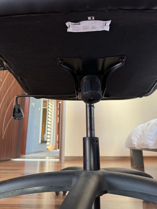 Офис стол KASTBJERG черна кожа