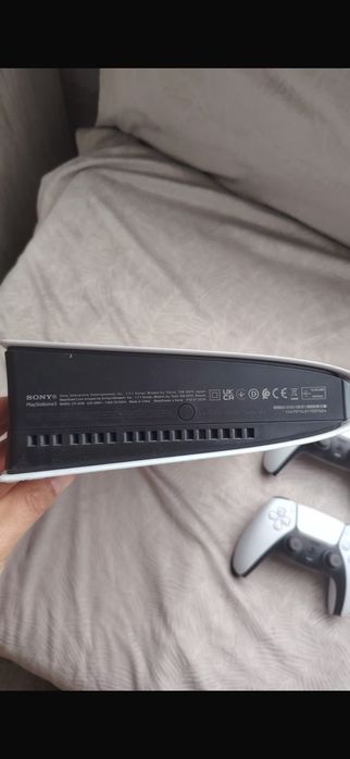 Vând PlayStation 5
