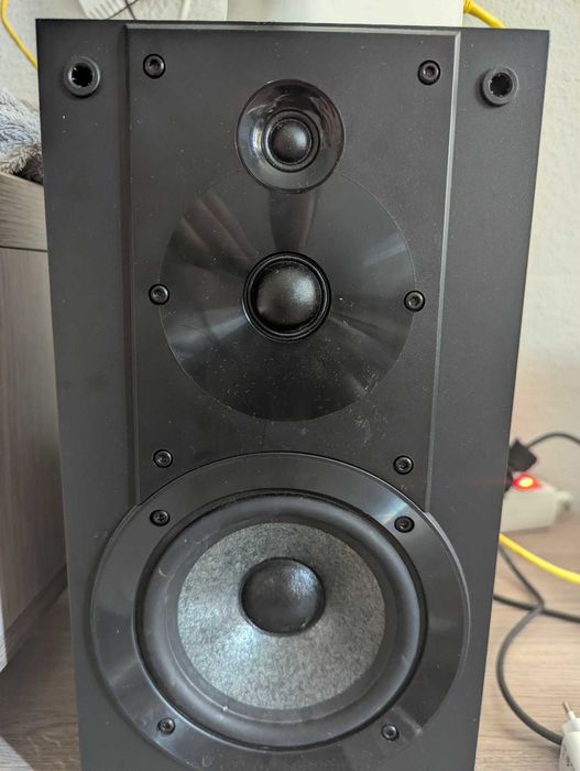 Boxe cu 3 căi, cu 3 difuzoare, pentru o claritate îmbunătăţită .