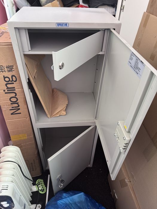 Сейф напольный почти новый