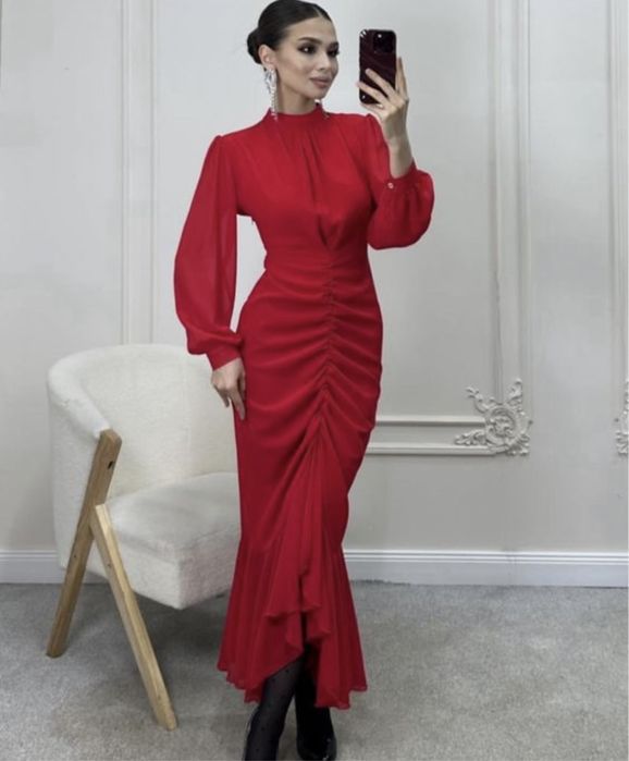 Красное платье