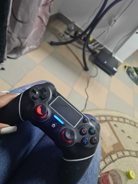 Playstation 4 1TB +maneta + 2 jocuri