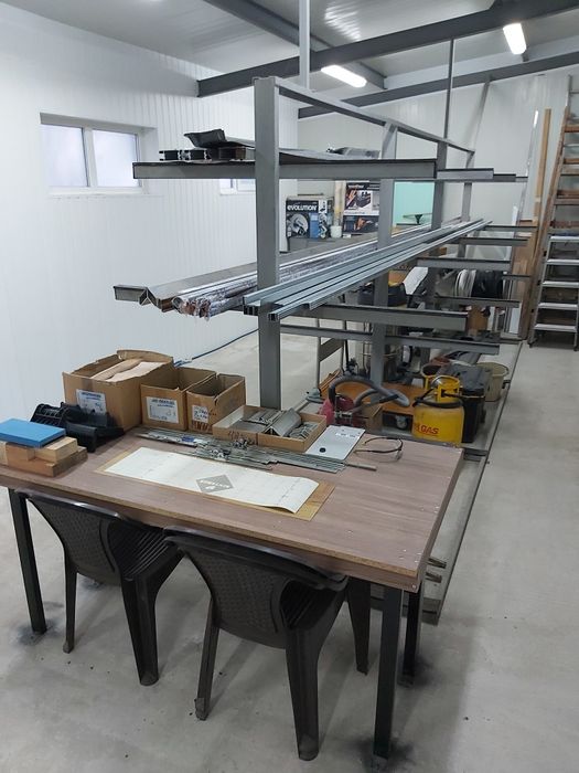 Пирамида с бюро и четири пластмасови стола за съхранение на профили