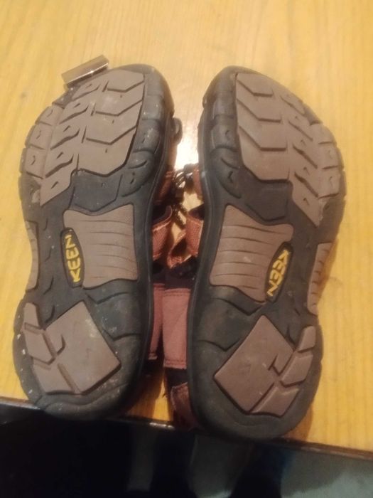 Продавам детски обувки 38 номер KEEN