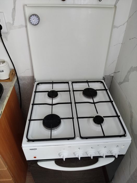 Продам газовую плиту