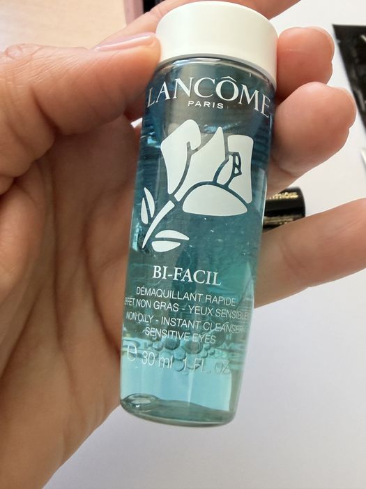 Чисто нов комплект Lancome спирала за очи за обем, молив за очи и серум за почистване на грим плюс три мостри