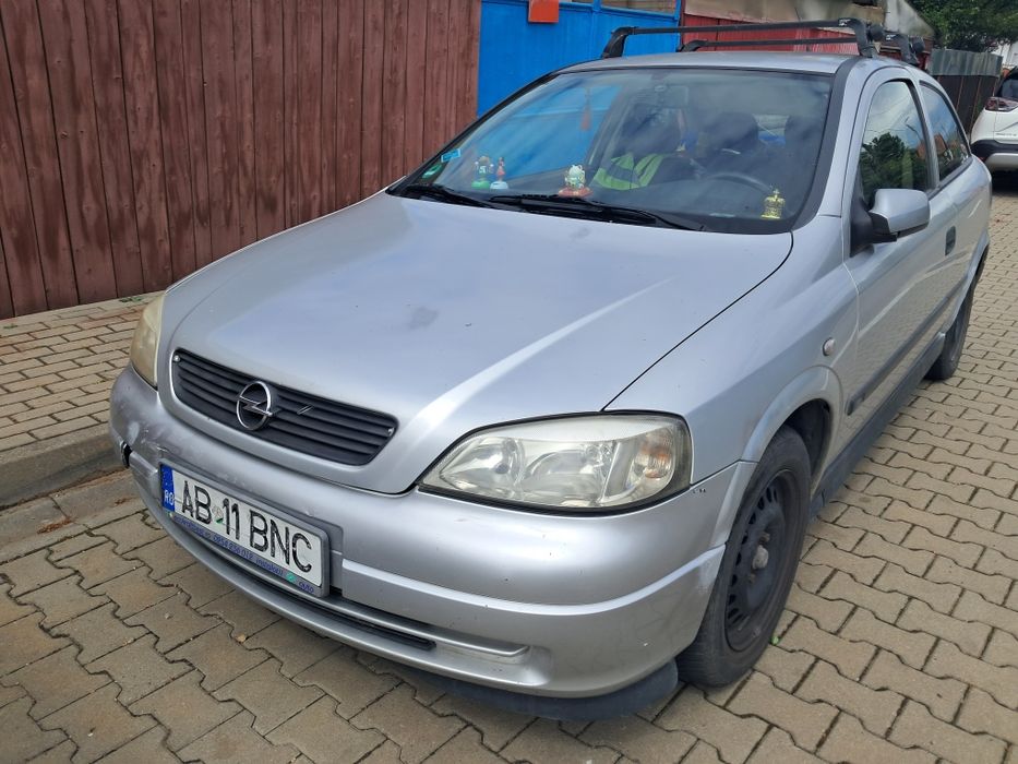 Mașină Opel Astra