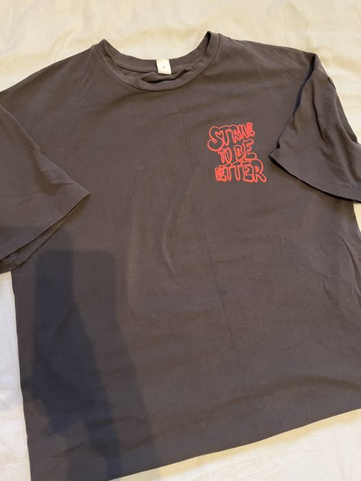 Широка тениска с мотив на гърба