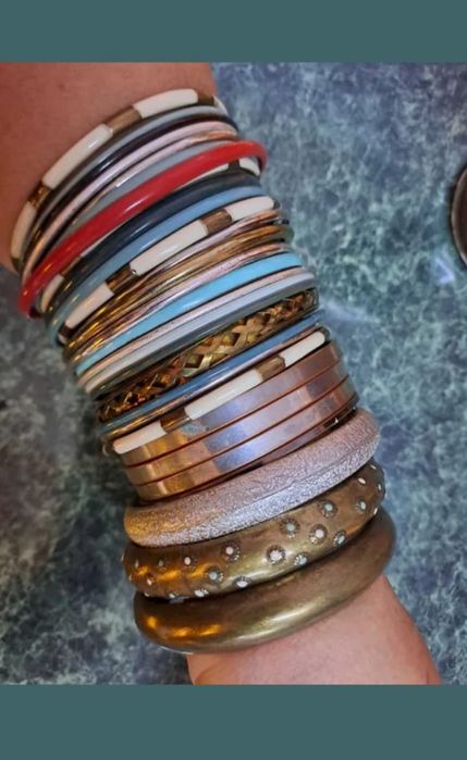 Brățări   preț 20. Lei toate