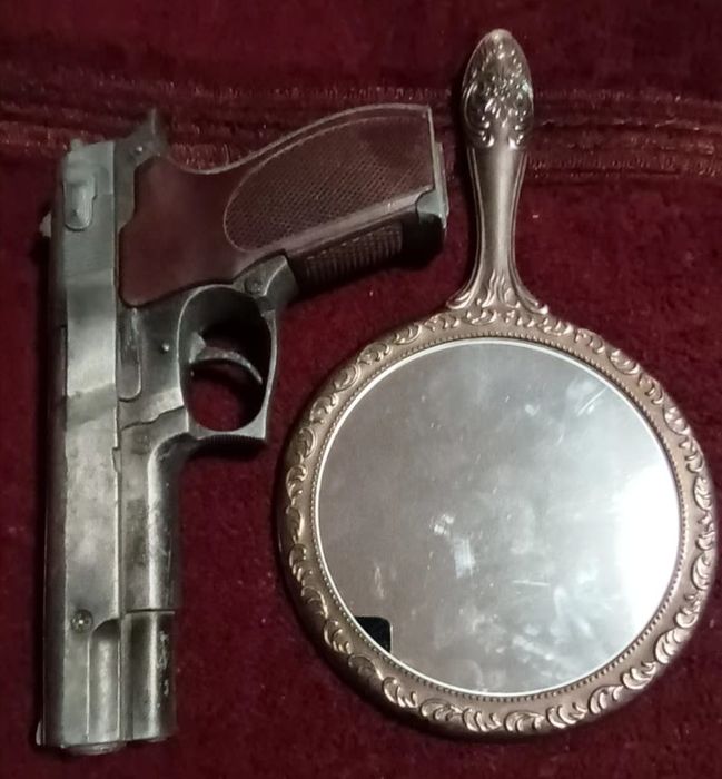 Binoclu vechi de colecție și oglinda veche și pistol de colecție patent Bear Gerber