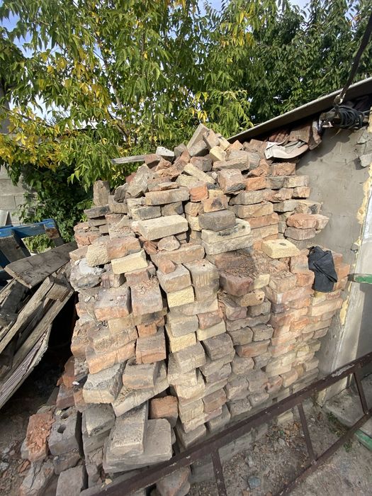 кирпичи.    в.