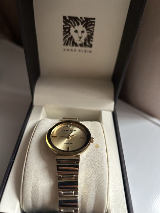 Женские часы с бриллиантом