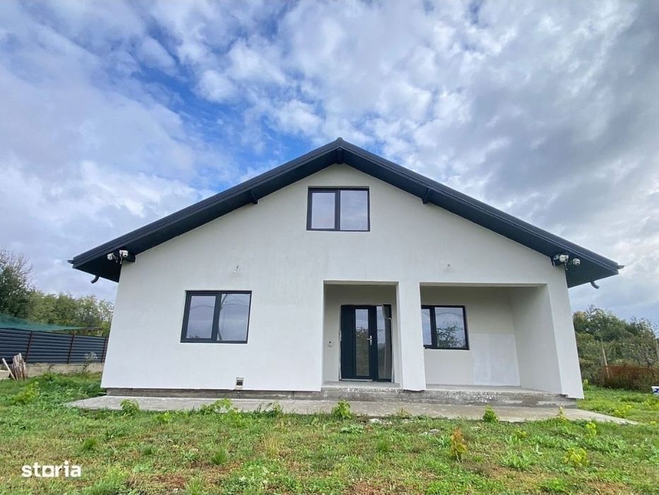 Vand casa pe structura metalica si panou sendwis de locuit