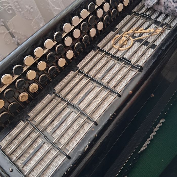 Продам баян весёлым людям