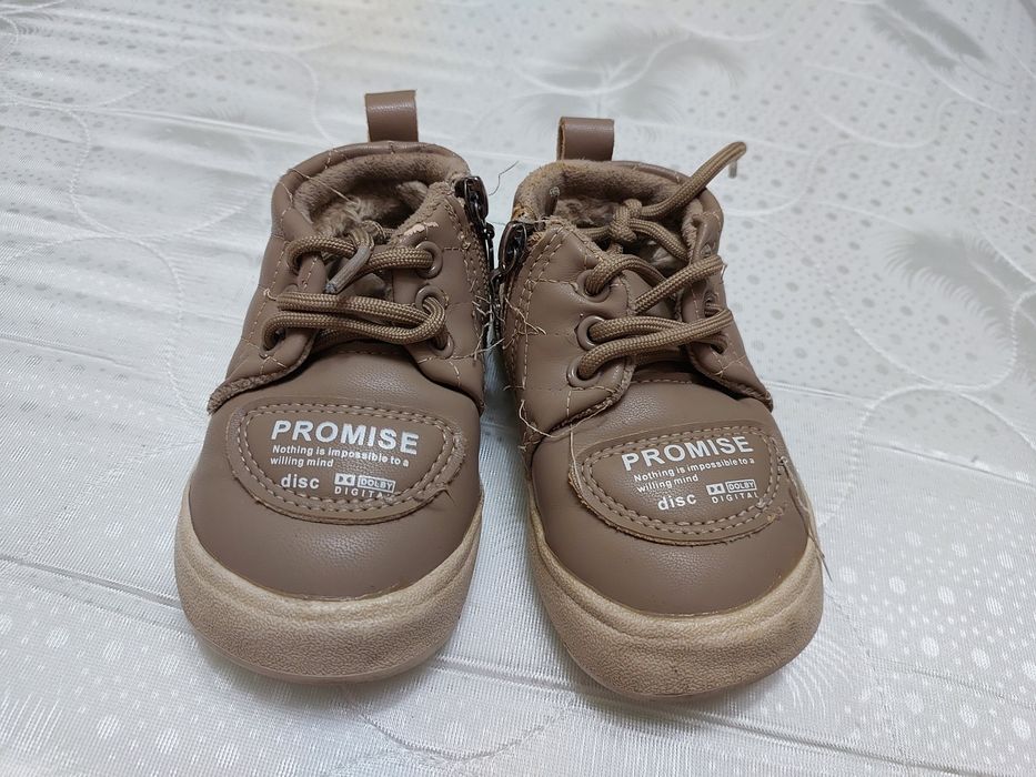 Продам детскую обувь